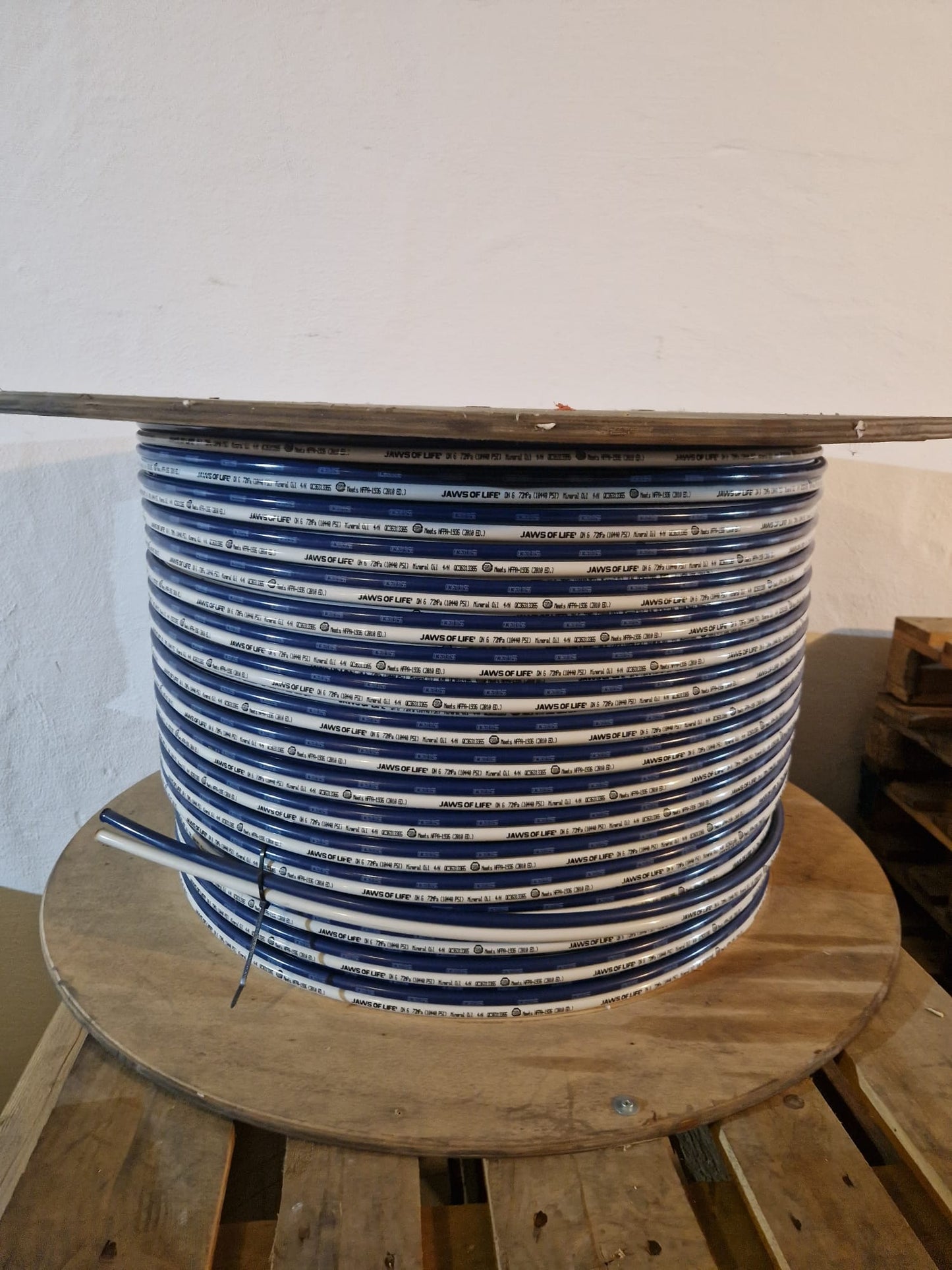 Industrial Hoses, "JAWS OF LIFE", DN 6, 72 MPA ( 10440 PSI) Mineral Oil 4/M 0C36313365  (Request price)