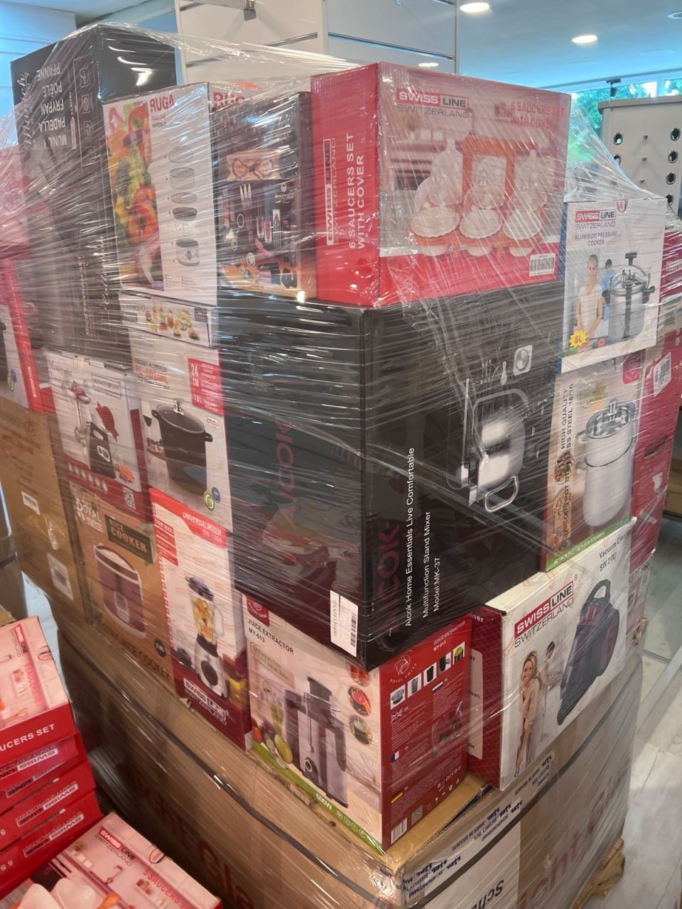 Mixed pallets with household appliances and household goods at reduced prices. (Request price)