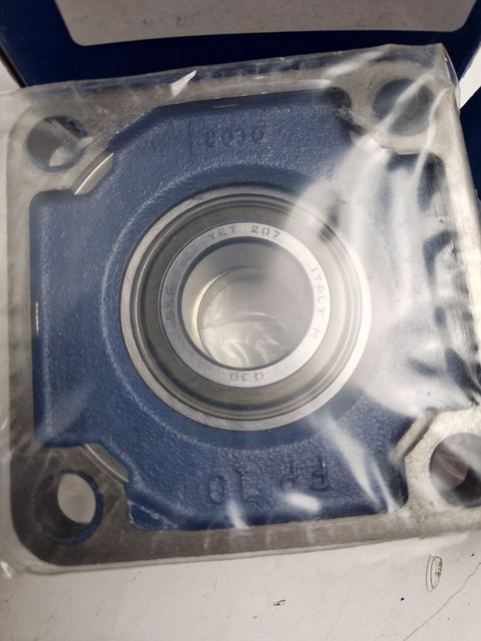 SKF FY 35 FM Square flanged ball bearing unit with eccentric locking, cast iron housing (Request price)