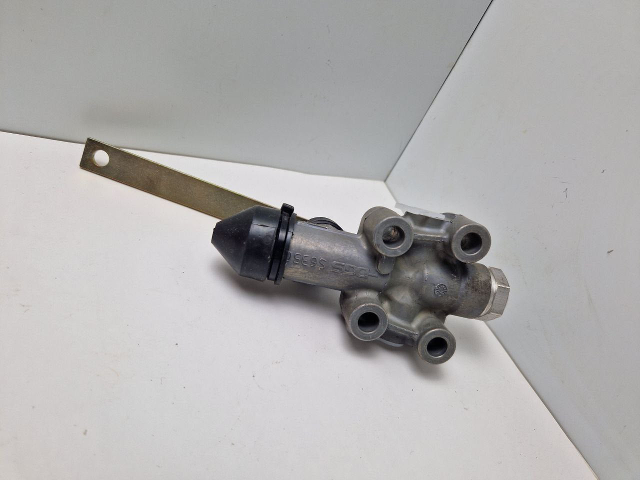 Air suspension valve, Levelling Valve KNORR-BREMSE SV 1361, 12135 25, I 90452, DGS S6350  (Request price)