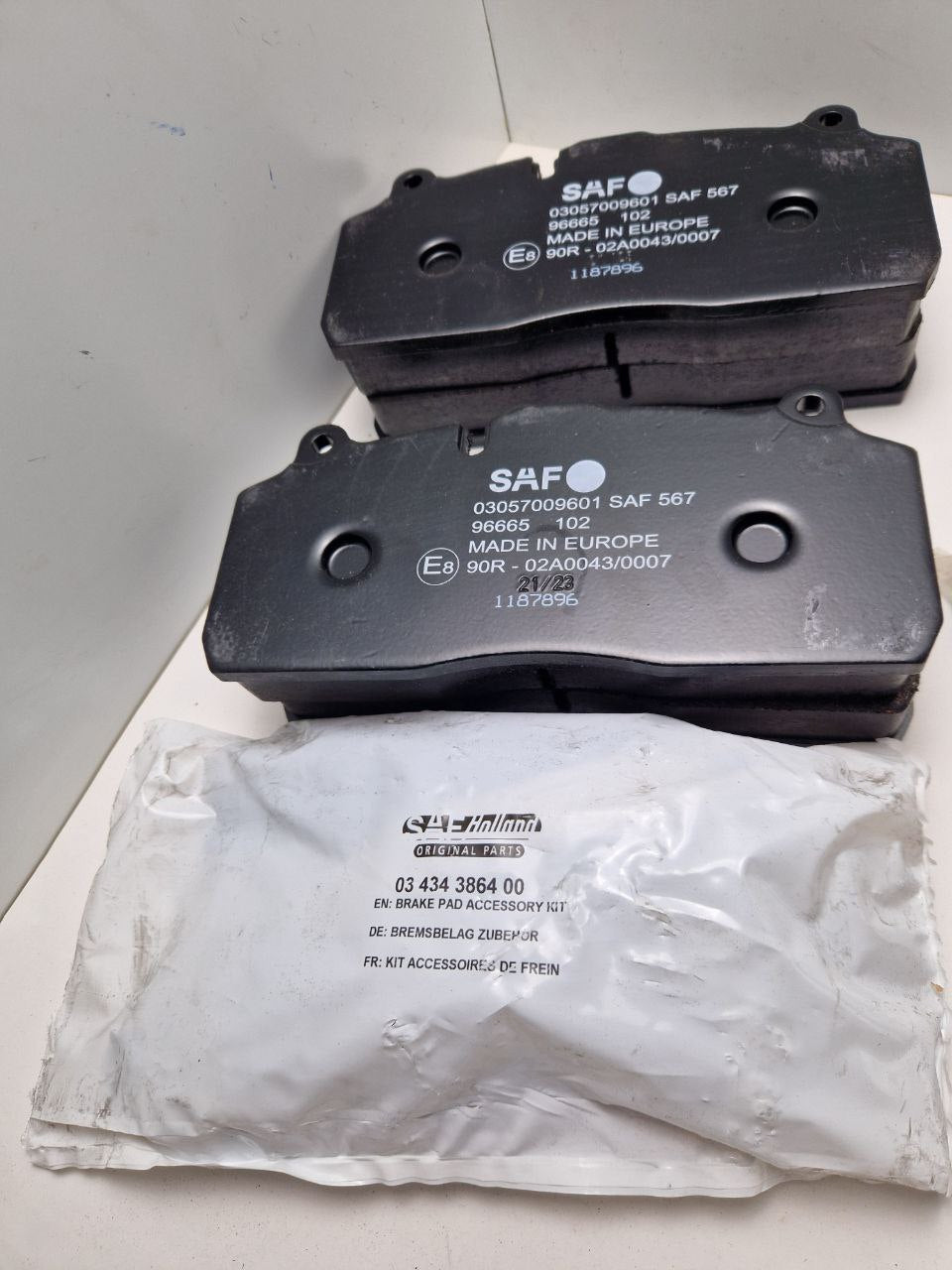 Brake pad set  SAF 03 057 0096 01 SAF Holland  SBS2220HO  (Request price)