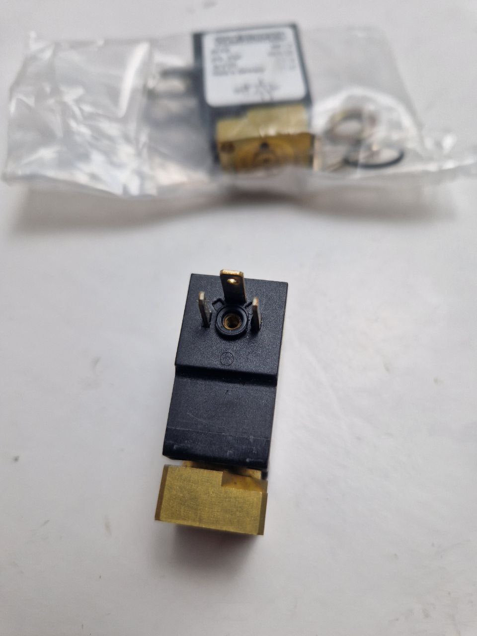 Single solenoid valve KUHNKE 64.009 NW 1,0; p=0...8 bar 100% ED 24 V DC 4.6W 01-27 (Request price)