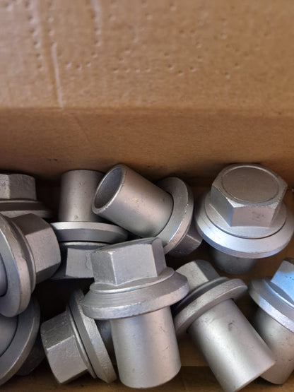 Truck wheel nut, long, M22x1.5, SW 32 mm  (Request price)