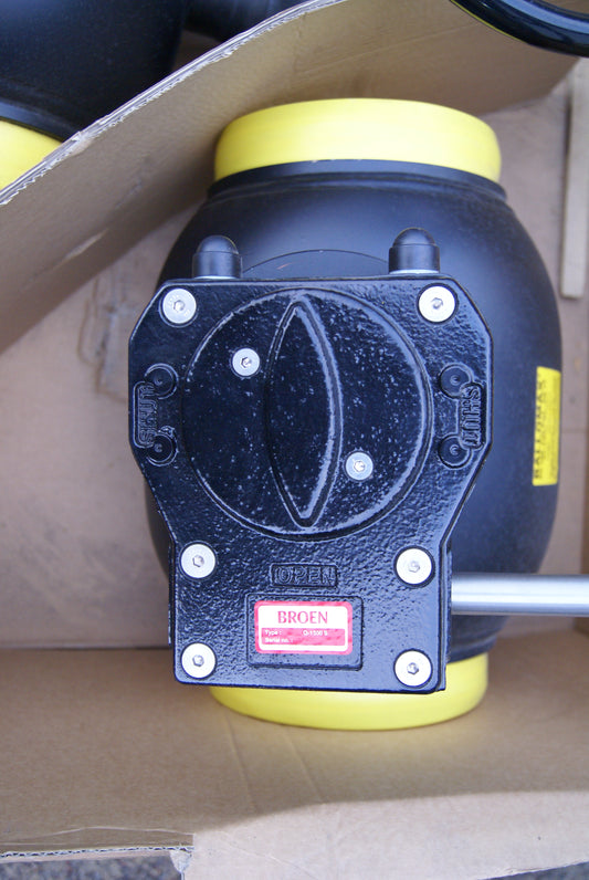 Steel ball valve Broen Ballomax DN200 PN25 flanged, with gearbox