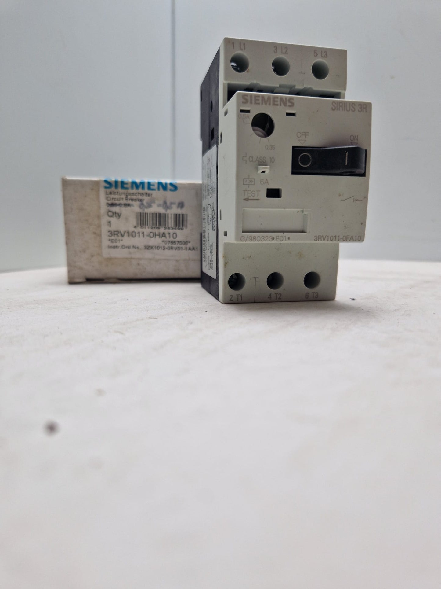 SIEMENS 3RV1011-0HA10 CIRCUIT BREAKER