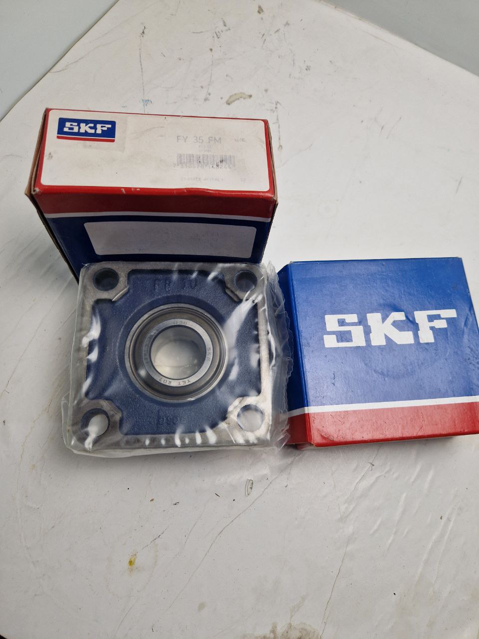 SKF FY 35 FM Square flanged ball bearing unit with eccentric locking, cast iron housing