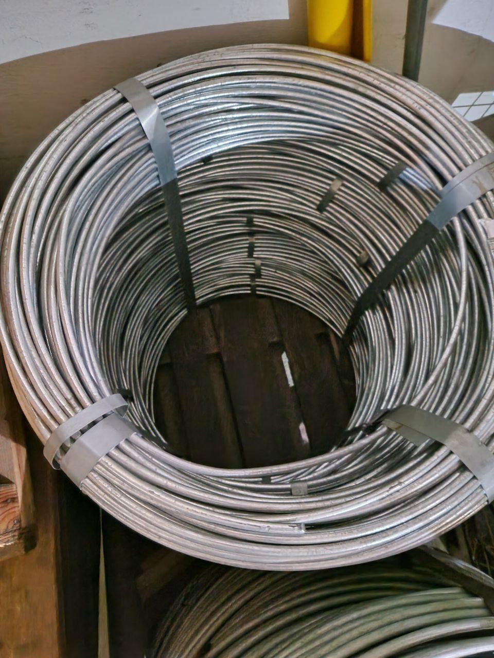 Galvanized round lightning conductor wire 10mm, roll about 53kg 1kg=1.62m