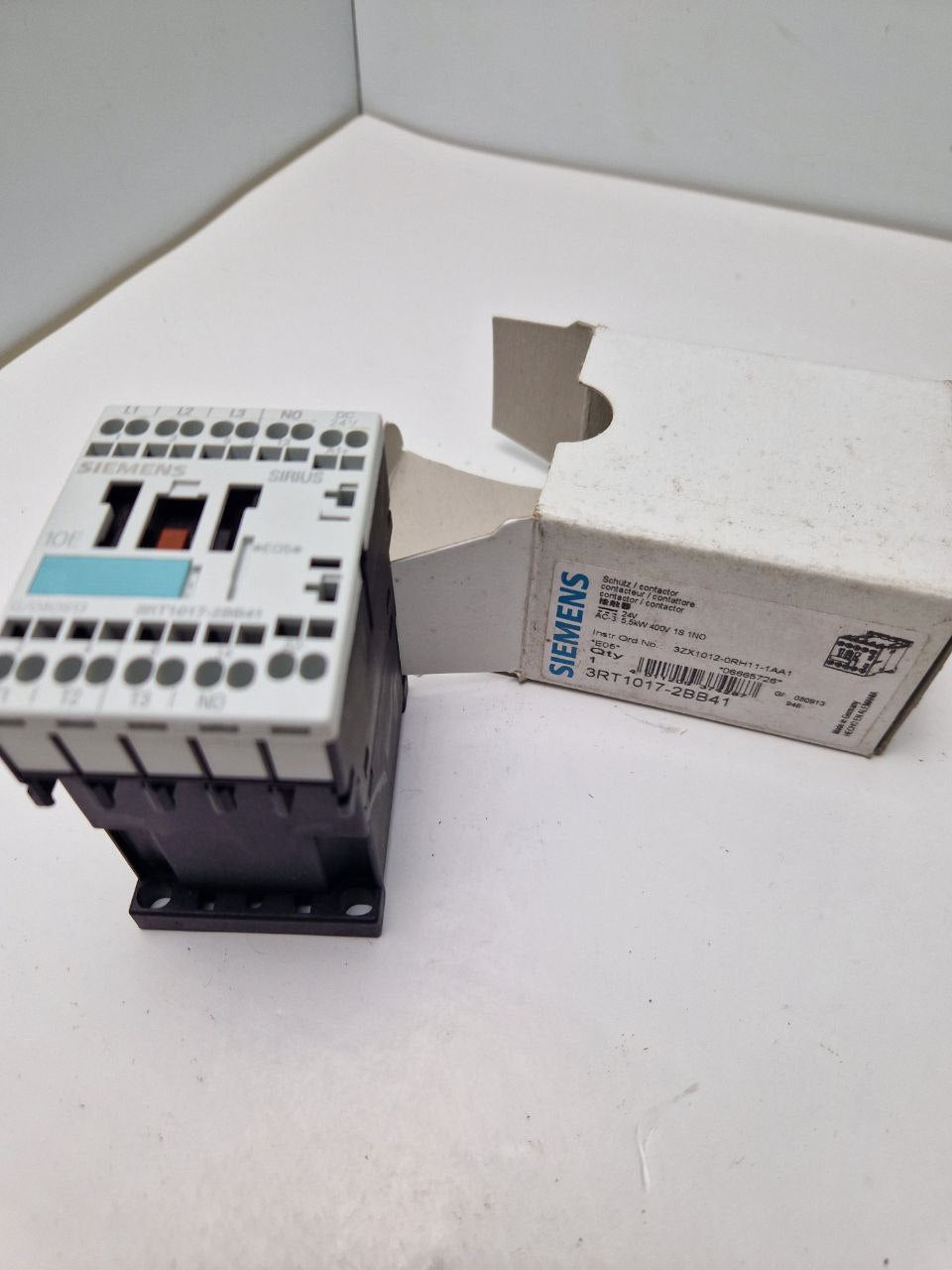 SIEMENS SIRIUS 3RT1017-2BB41, Power contactor 24V,  AC-3: 5,5kW 400V 1S 1NO  (Request price)