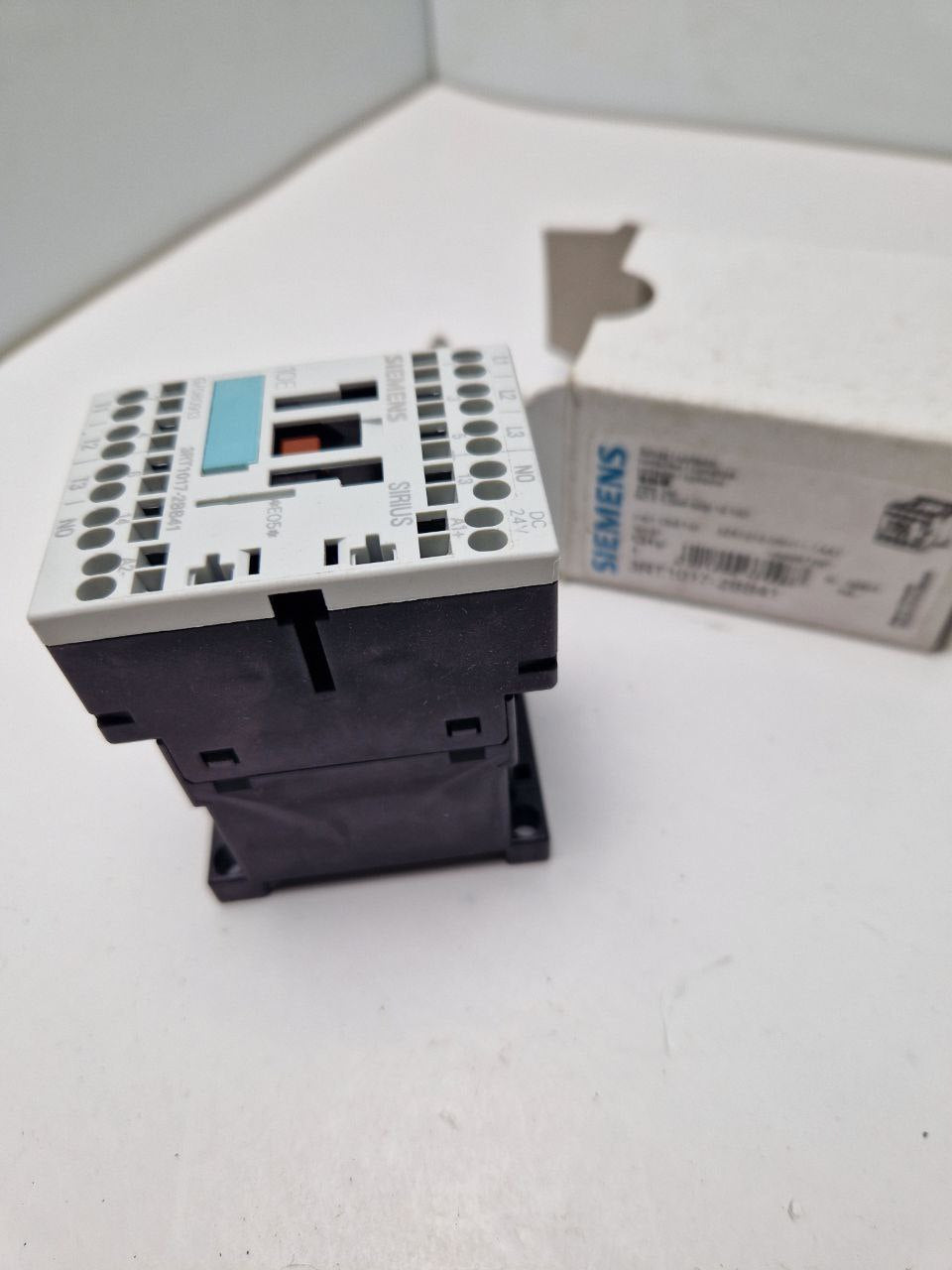 SIEMENS SIRIUS 3RT1017-2BB41, Power contactor 24V,  AC-3: 5,5kW 400V 1S 1NO  (Request price)