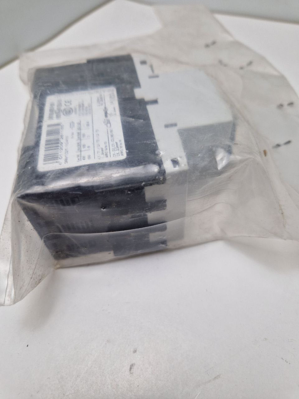 SIEMENS 3RV10211GA10, CIRCUIT BREAKER 4.5-6.3 AMP  (Request price)
