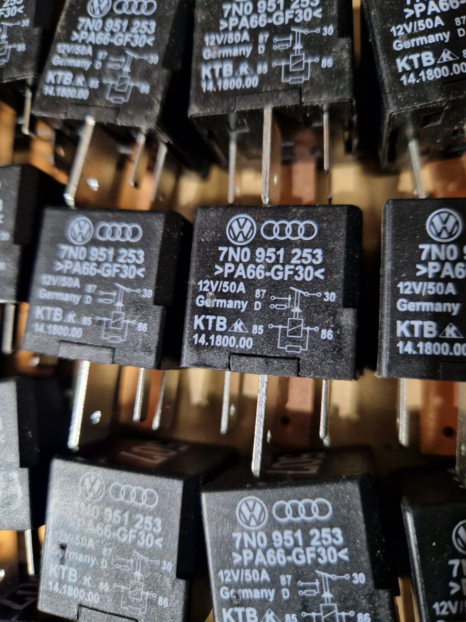 Original VW Audi switching relay type "507", 7N0951253  (Request price)