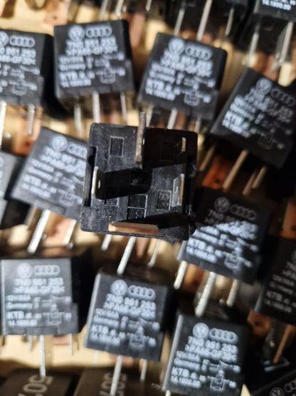 Original VW Audi switching relay type "507", 7N0951253  (Request price)