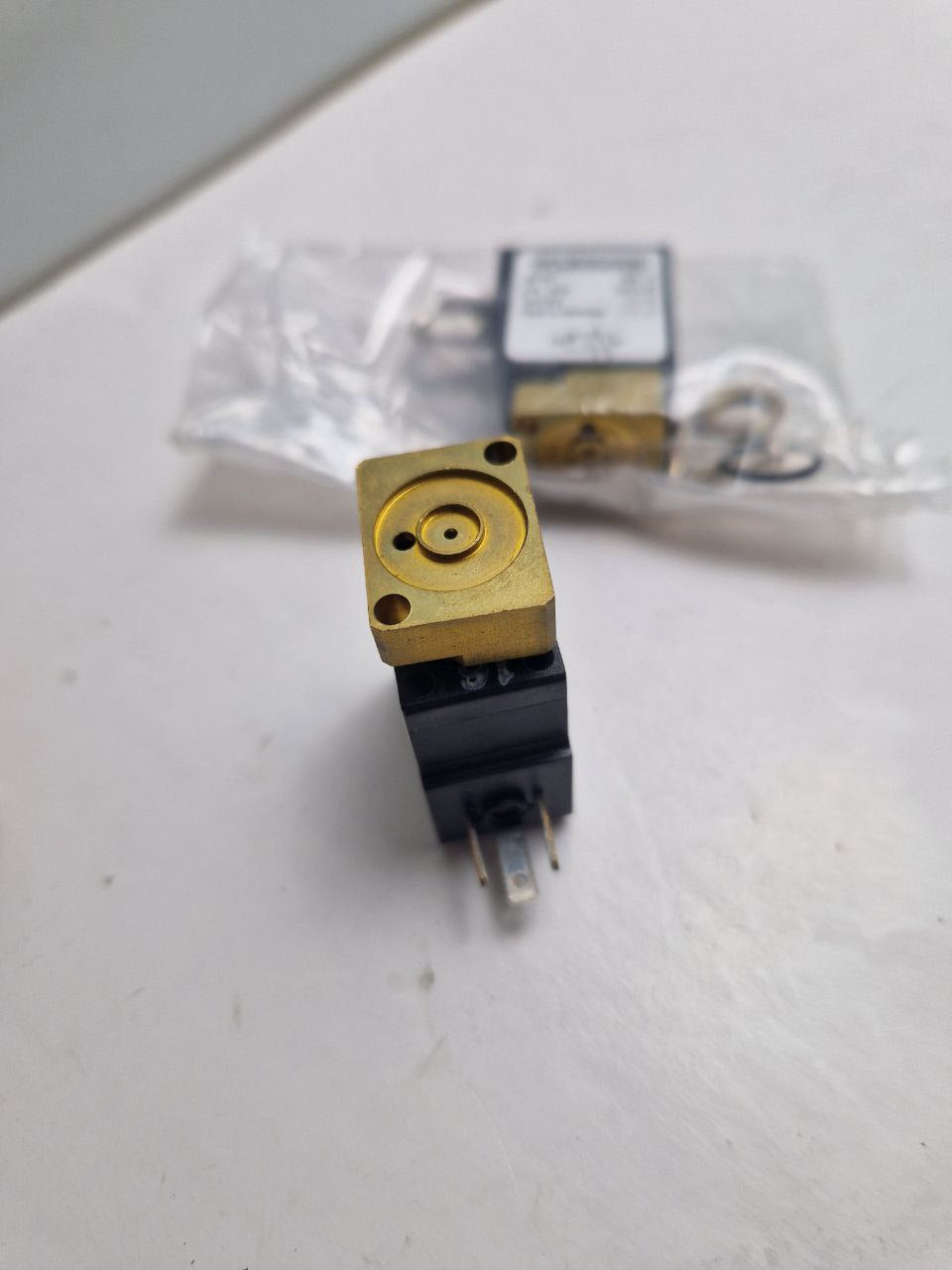 Single solenoid valve KUHNKE 64.009  NW 1,0; p=0...8 bar 100% ED  24 V DC 4.6W 01-27 (Request price)